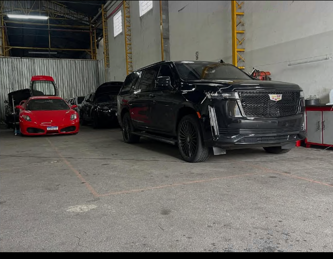 Cadillac e Ferrari no interior da Speed Car Service