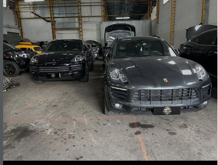 Veículos Porsche no interior da oficina Speed Car Service